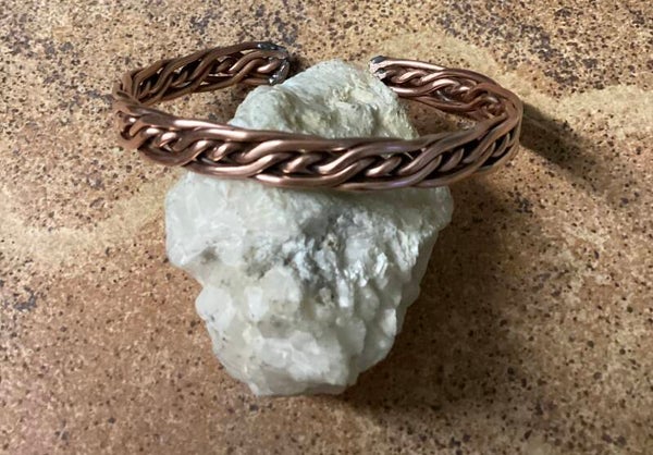 Gedraaid en verwevend koperen armband