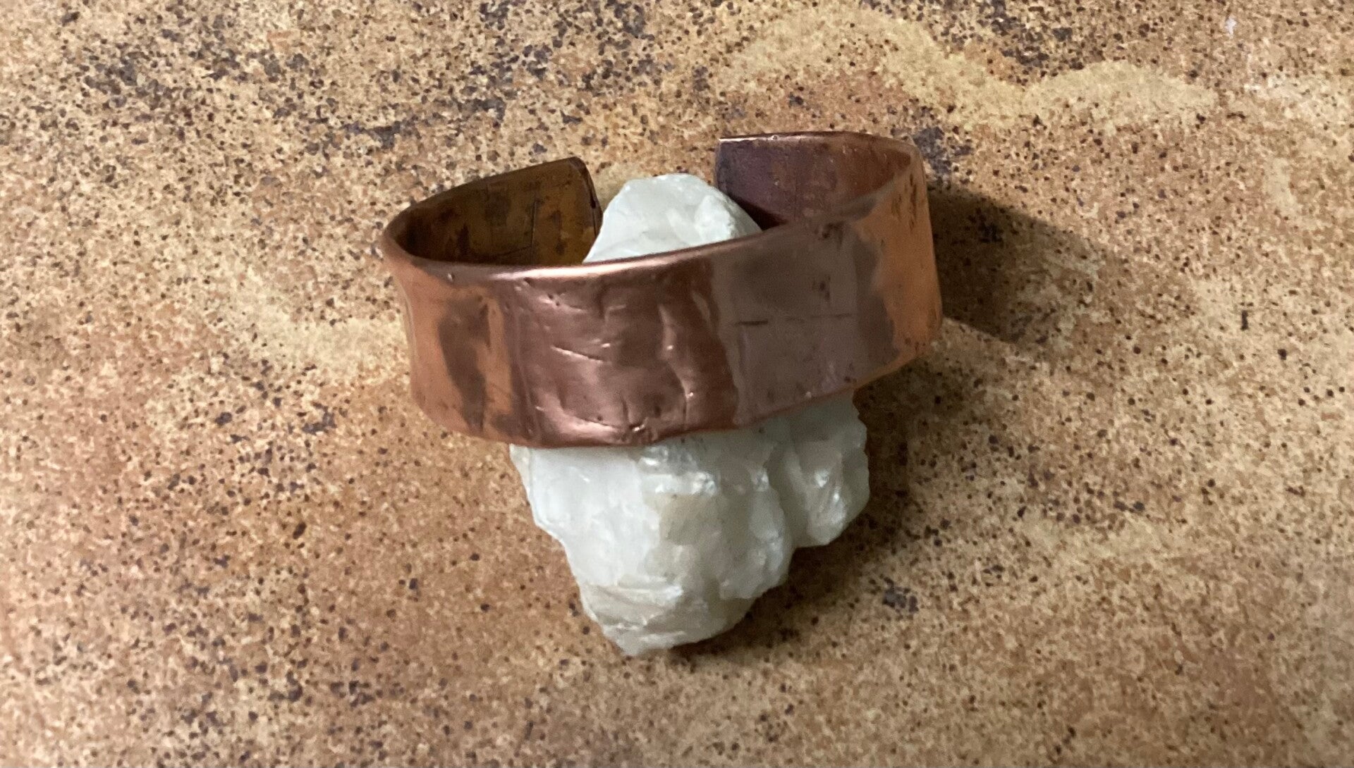Gedeukt, strak&glad collectie (koperen armband)