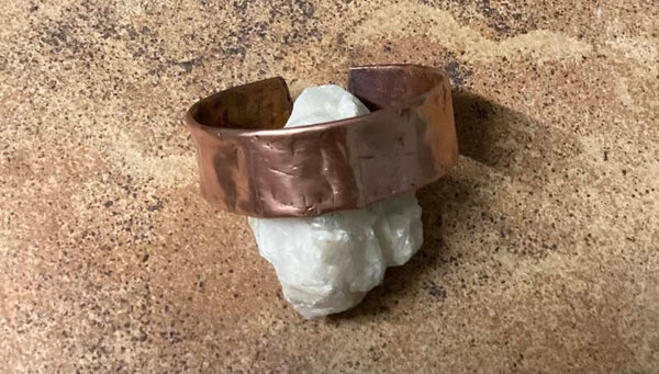 Gedeukt, strak&glad collectie (koperen armband)