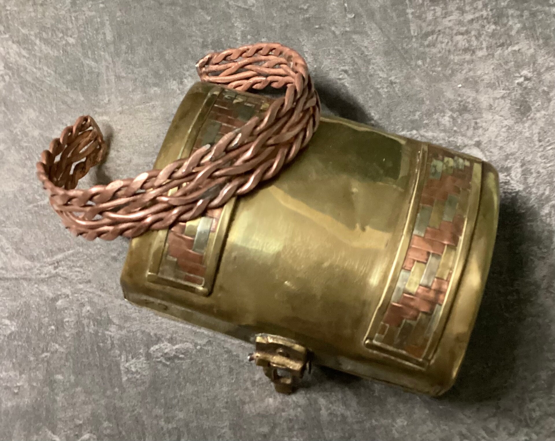 Gevlochten en gedraaid patroon koperen armband