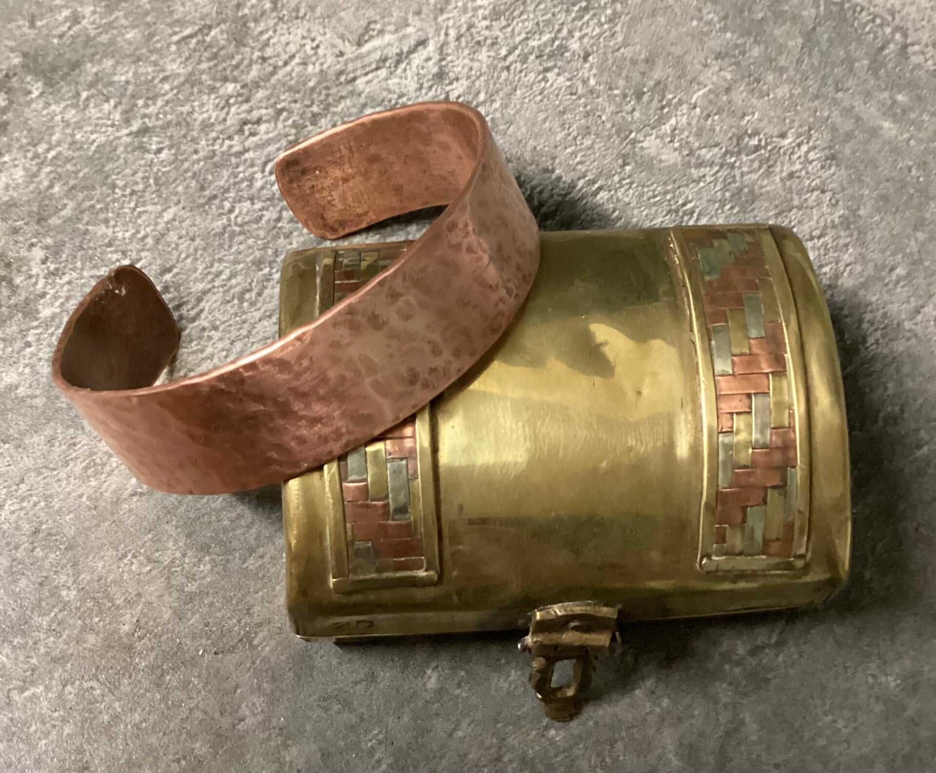 Gehamerd, strak&glad collectie (koperen armbanden)
