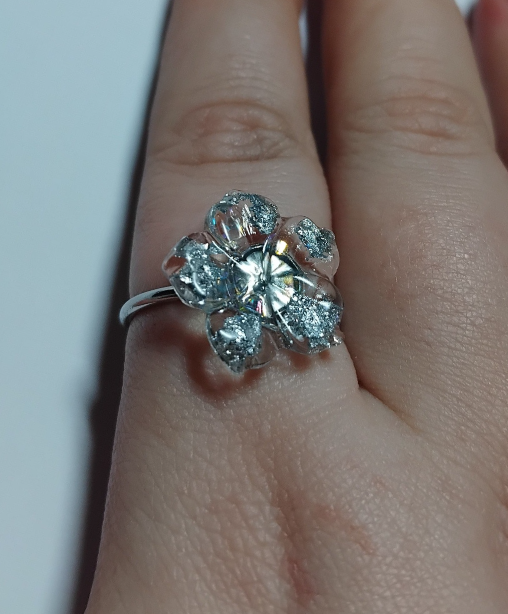 Anillo de flor plateada