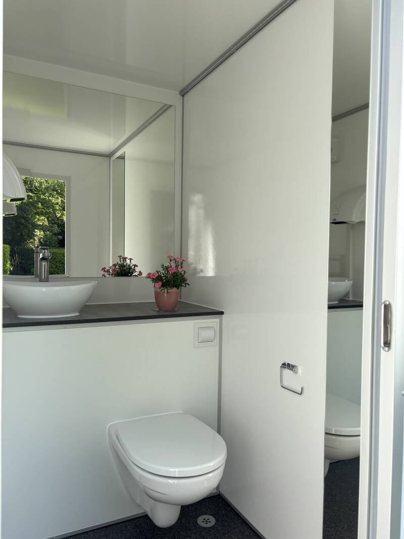 mobiel damestoilet met grote spiegel