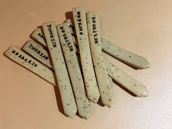 Handgetöpfte Kräuterstecker aus Keramik – Rosmarin, Oregano & Thymian