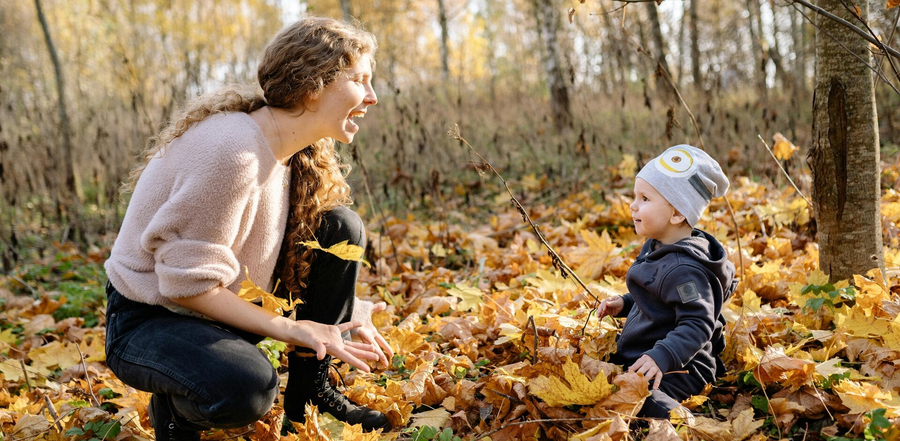 Familie spielt Naturspiele im Wald - kostenlose Outdoor Spiele Kinder ab 4 Jahren Waldspiele