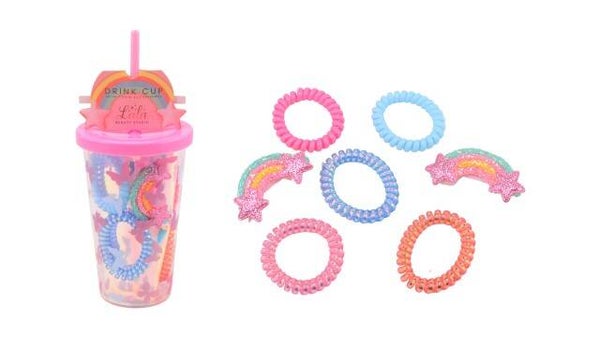Haar accessoires in drink beker