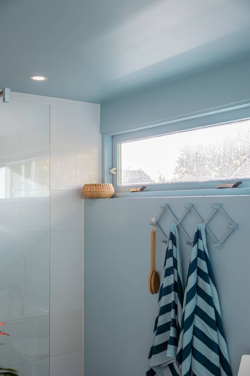 Badkamer make-over met verf Zo geef je jouw badkamer een nieuwe sfeer met kleur