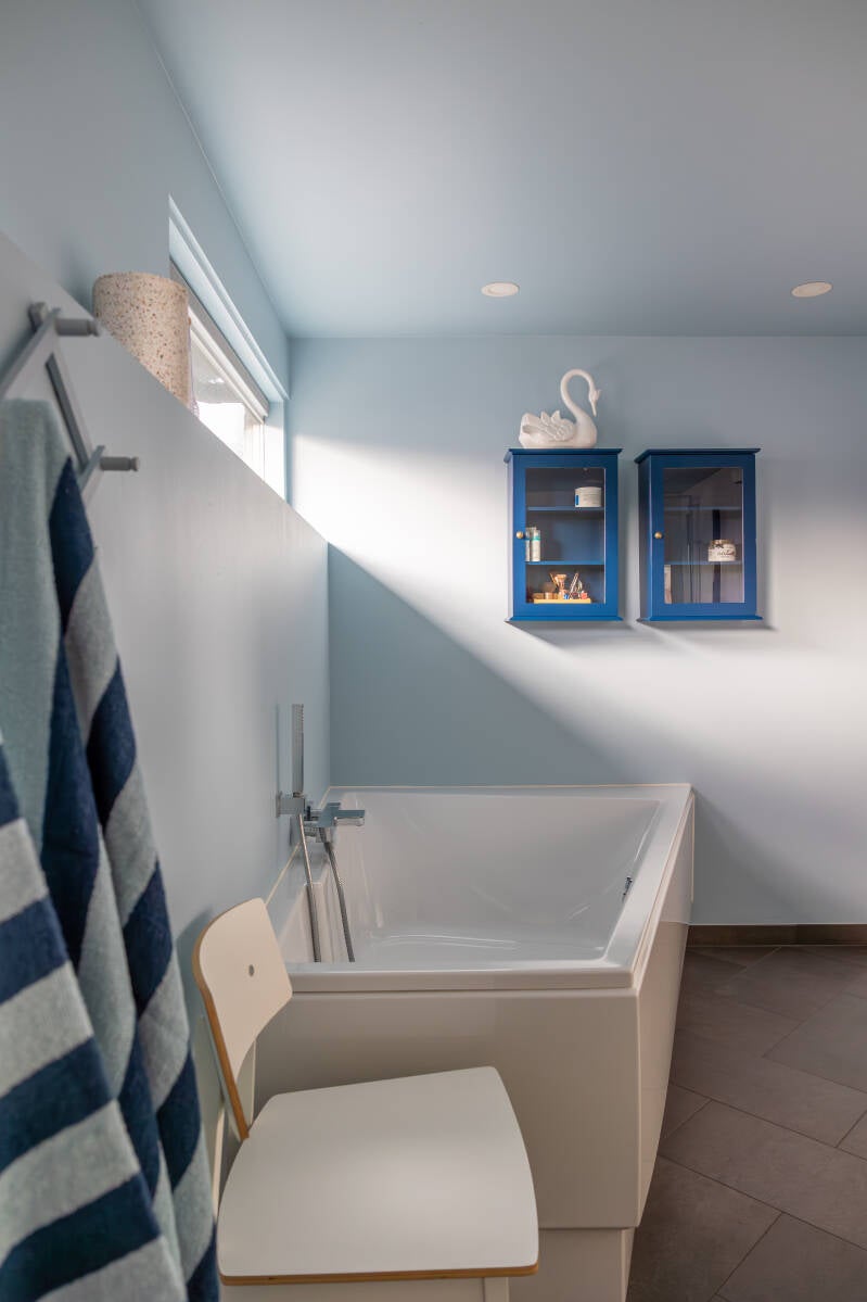 Badkamer make-over met verf Zo geef je jouw badkamer een nieuwe sfeer met kleur