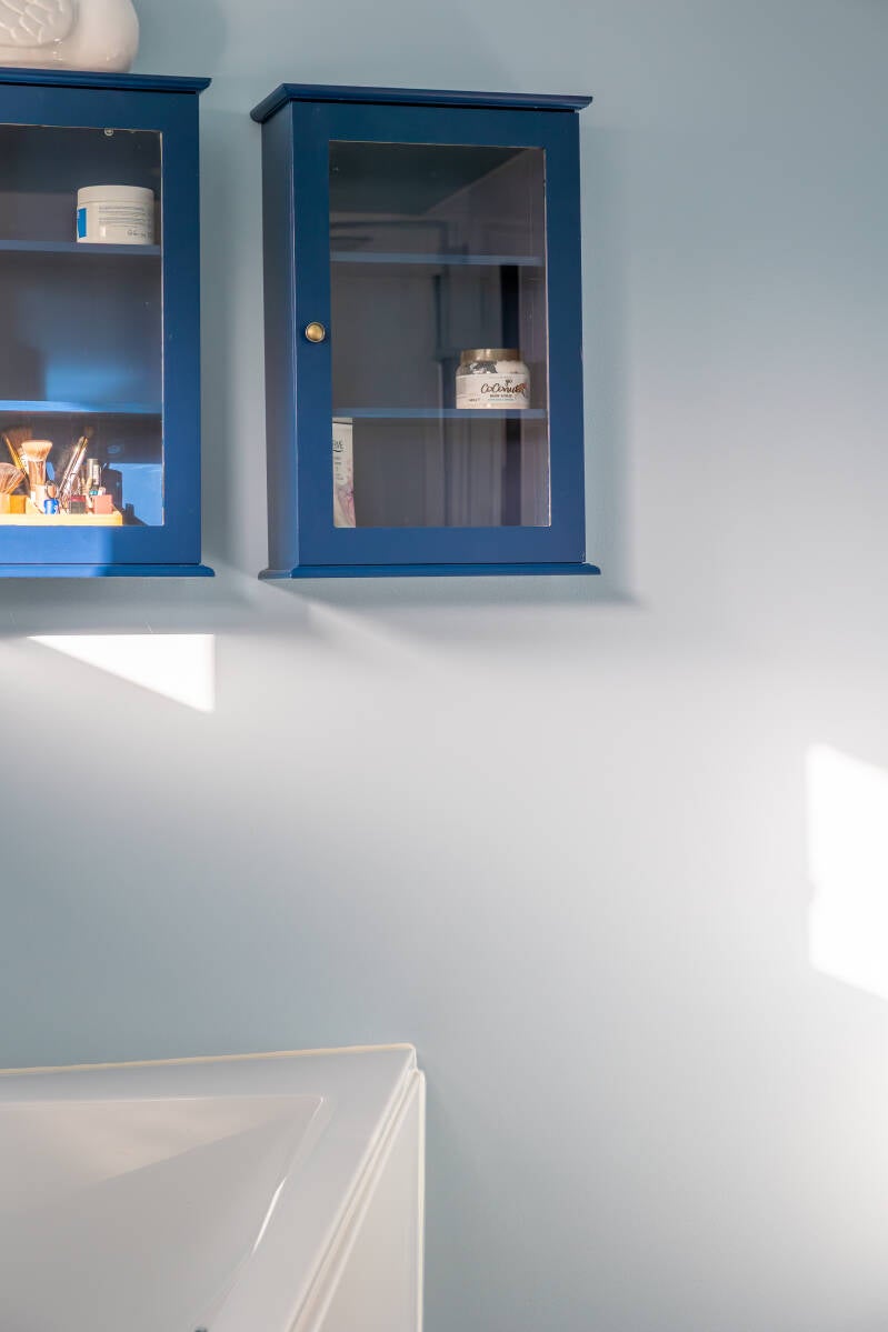 Badkamer make-over met verf Zo geef je jouw badkamer een nieuwe sfeer met kleur