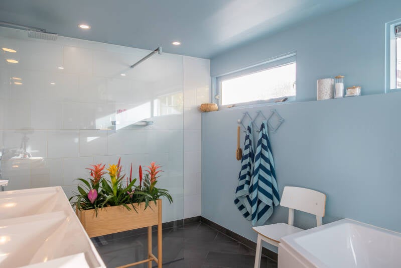 Badkamer make-over met verf Zo geef je jouw badkamer een nieuwe sfeer met kleur