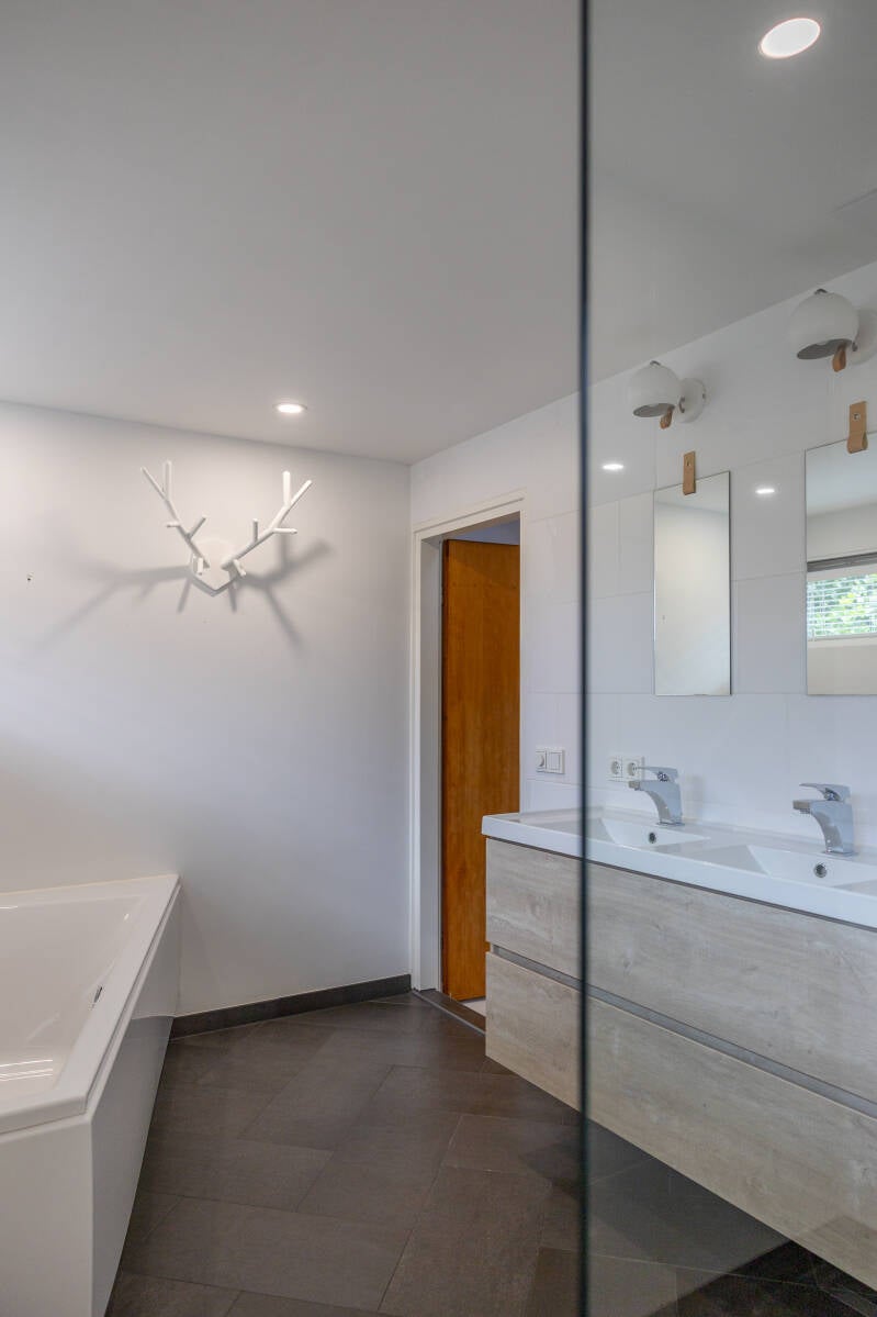 Badkamer make-over met verf Zo geef je jouw badkamer een nieuwe sfeer met kleur