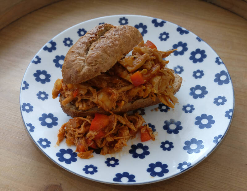 GoedLekker Broodje BBQ pulled chicken barbecue saus lekker makkelijk snel klaar pulled chicken kip eten op brood lekker paprika erbij ui en knoflook altijd goed thuis koken lunchgerechten must eat