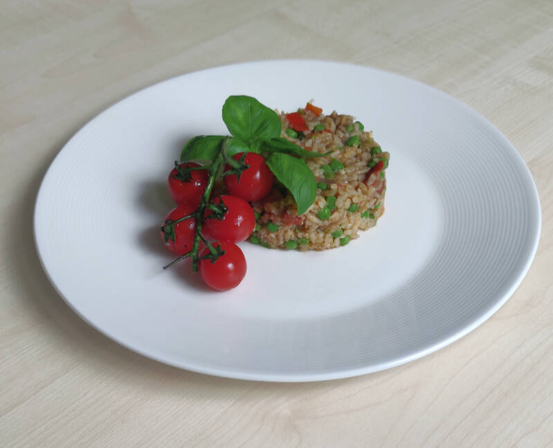 Chorizo rijst lekker goed lekker eten makkelijk snel rijst klaar heerlijk eten makkelijk te maken koken thuis wat eten we vanavond wat te eten voedsel tomaatjes tomaten tomaat erwten basilicum peterselie goeie