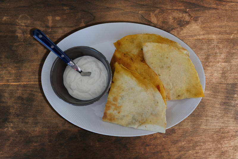Quesadillas Mexicaans lekker eten met gehakt paprika saus van knoflook en yoghurt mexicaanse kruidenmix gehaktkruidenmix erg lekker makkelijk te maken de moeite waard snel klaar en niet moeilijk. 