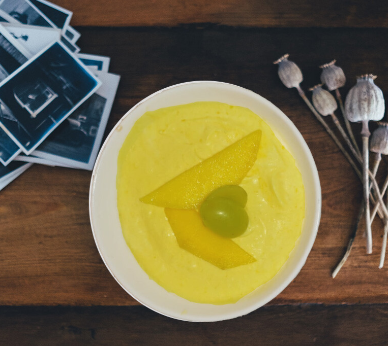 Goed Lekker Indisch mango dessertje met slagroom suiker mango's en druiven