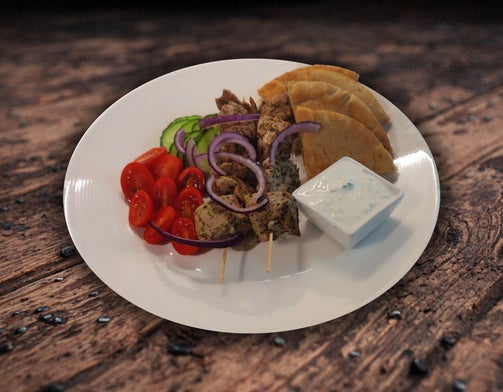 Goed lekker Griekse spies met tzatziki saus erg lekker makkelijk te maken met pita broodjes of naanbrood rode ui tomaatjes en komkommer en heel veel knoflook natuurlijk