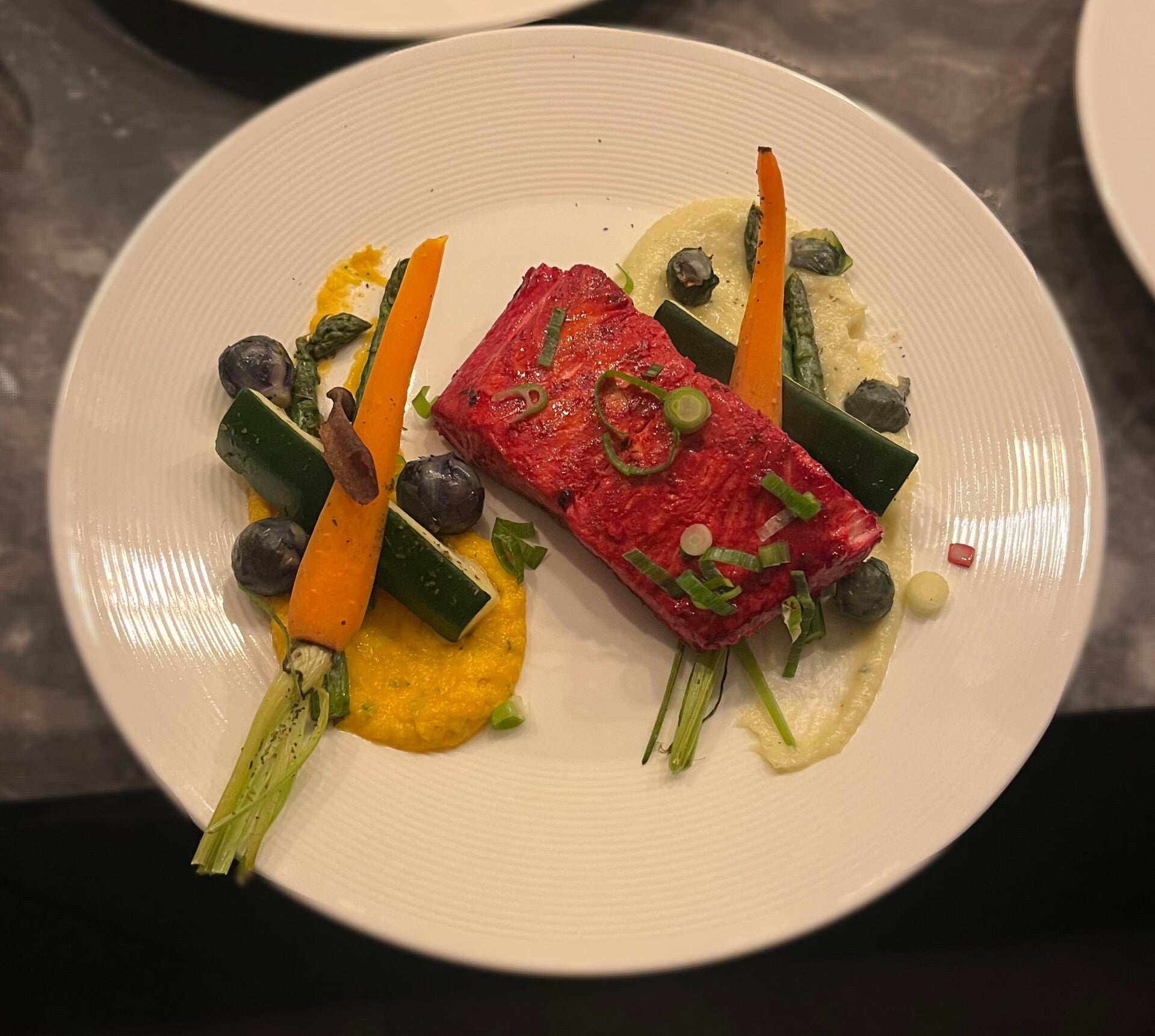 Rode zalm in bietenmarinade, leuk kerst gerecht kerstdiner hoofdgerecht bijzonder makkelijk goed en lekker relatief snel klaar gemaakt