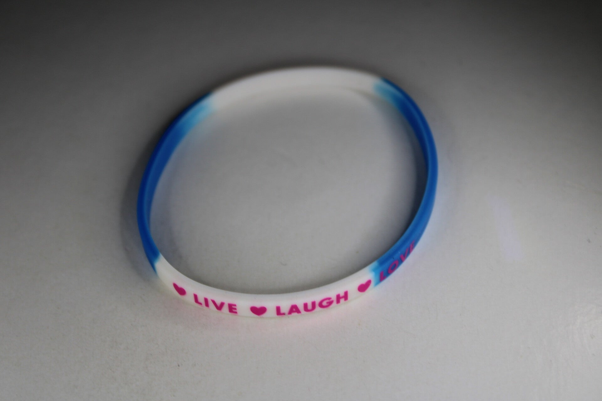 "♥︎ Live ♥︎ Laugh ♥︎ Love" - Rubberen Armband