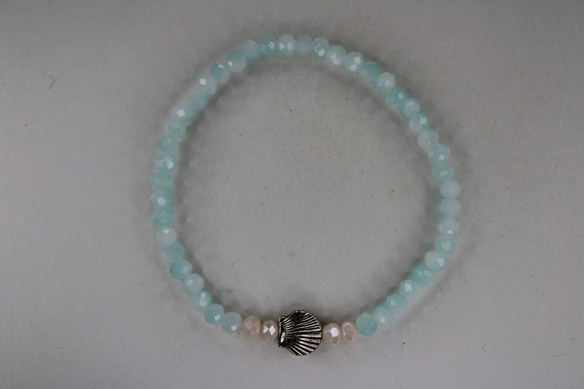 Blauwe Kralen Met Zilveren Schelpje - Armband