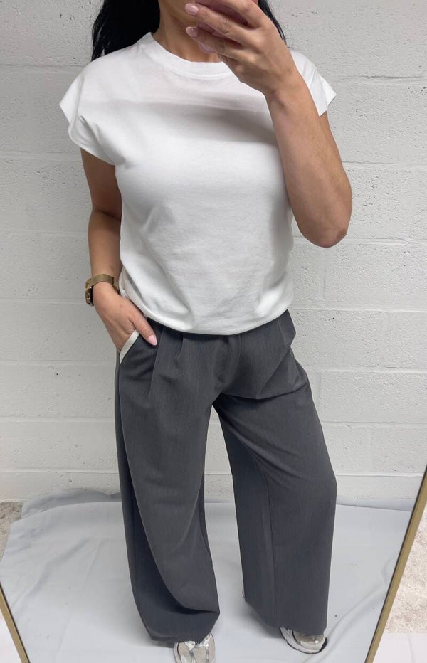 Deftige grijze broek met witte boord