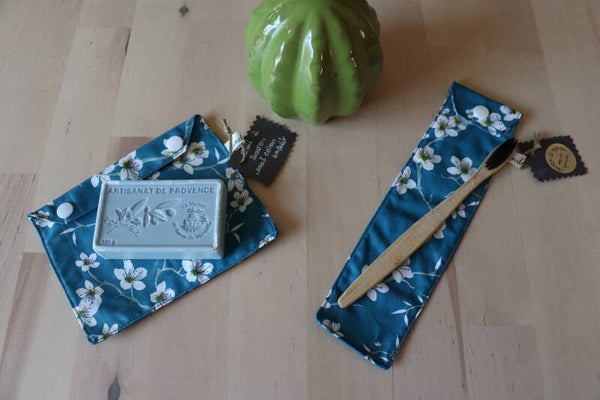 Kit nomade : étui à brosse à dents et pochette à savon fleurs de cerisier