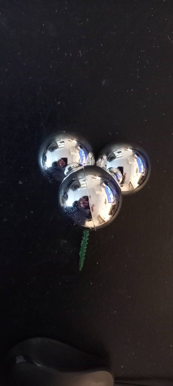 3 kerstballen op een stokje