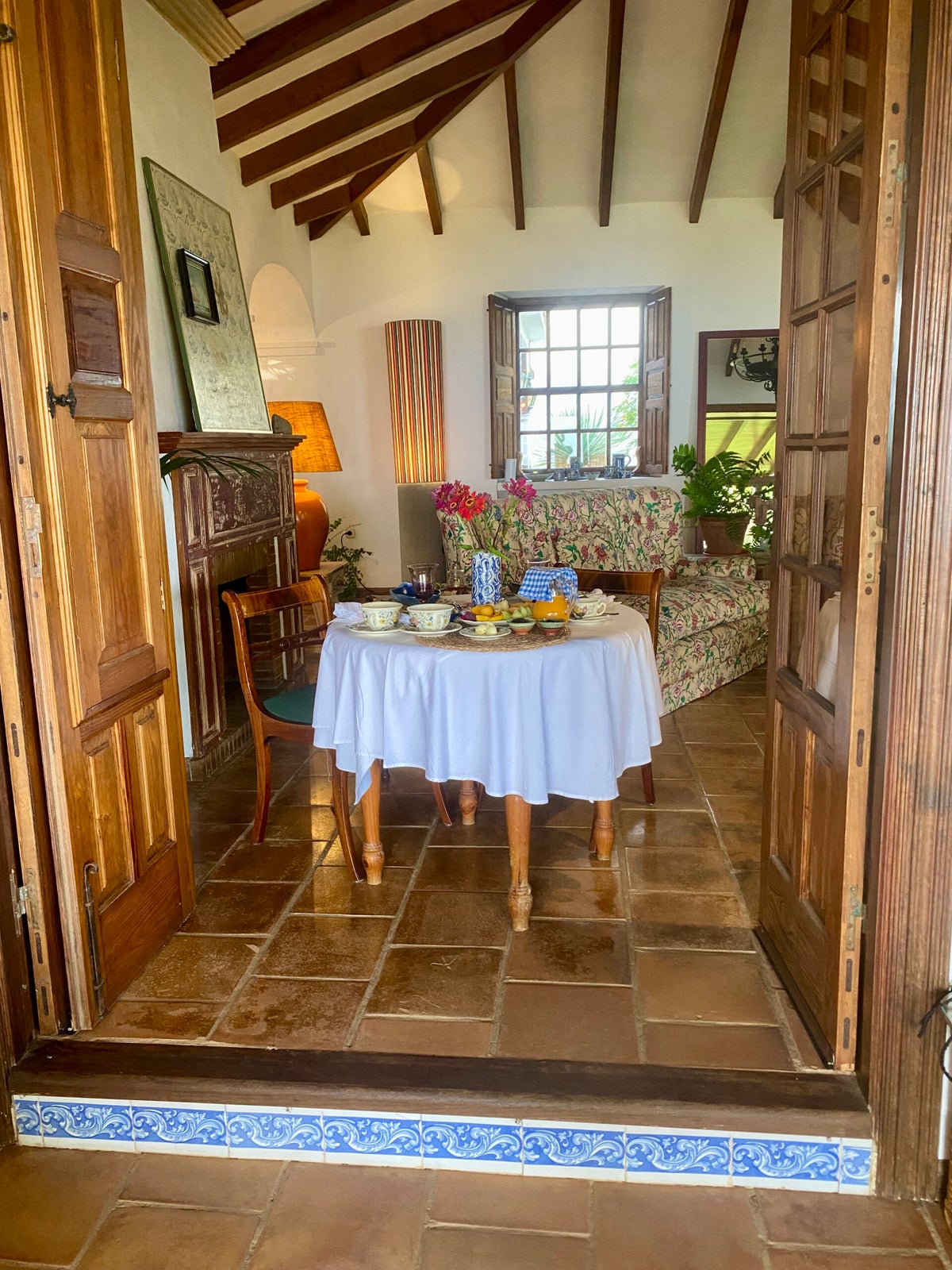 Fruta de temporada preparada para el desayuno en La Rayuela Suites