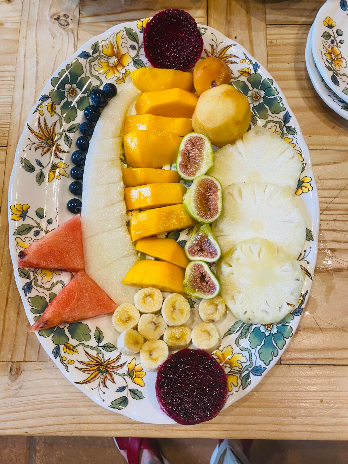 Mesa de desayuno con fruta, pan, quesos y productos de cercanía