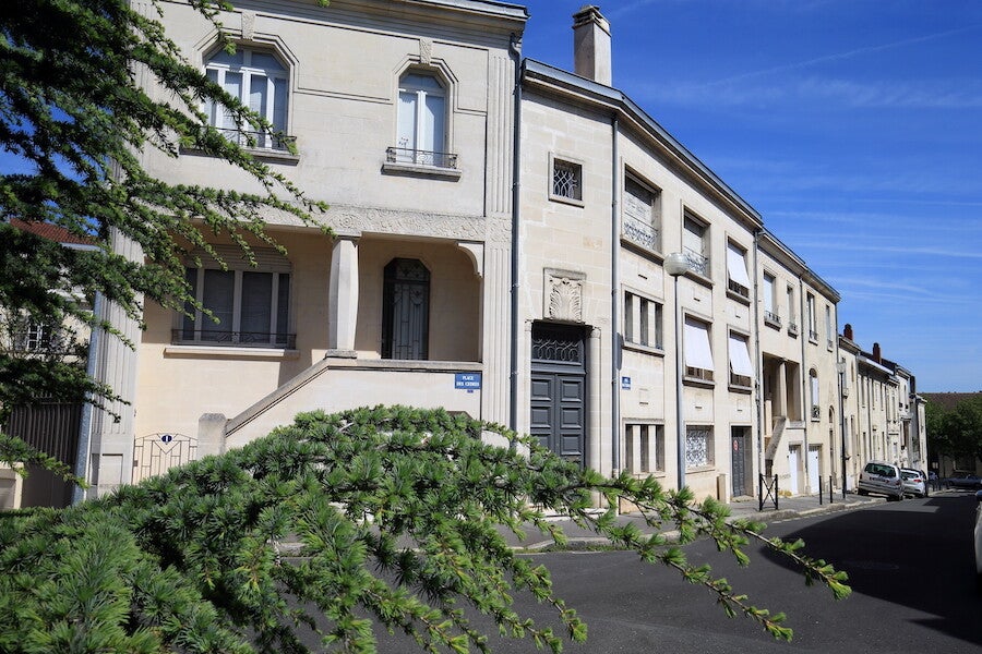 🏡 Trouver une maison à Bordeaux : pourquoi c’est devenu si compliqué (et comment y arriver en 2026) 📍 Introduction  Le marché immobilier à Bordeaux attire chaque année de nombreux acquéreurs : qualité de vie, dynamisme économique, proximité de l’océan… 