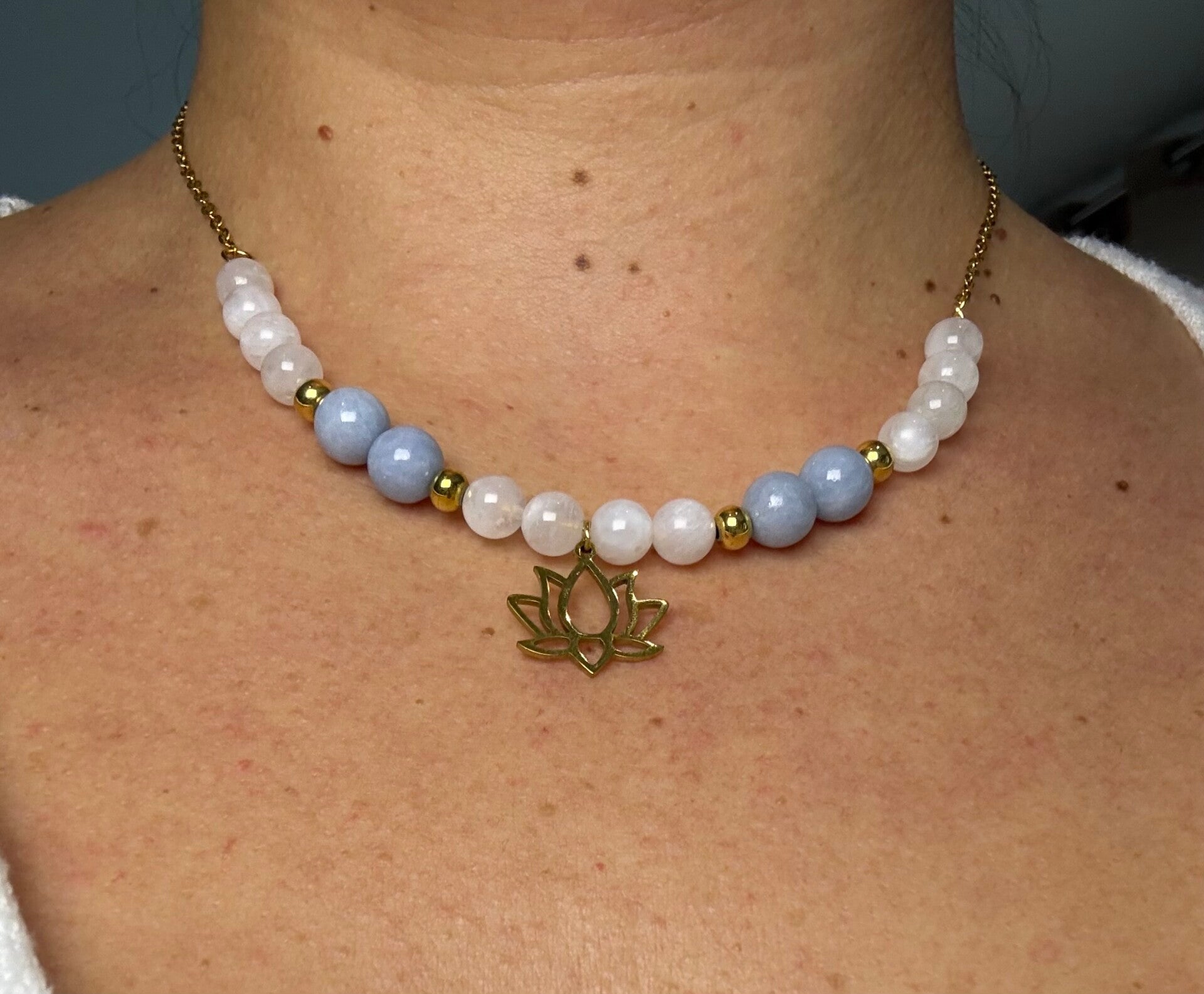 Collier Lotus Douceur #7 Angélite & Pierre de lune