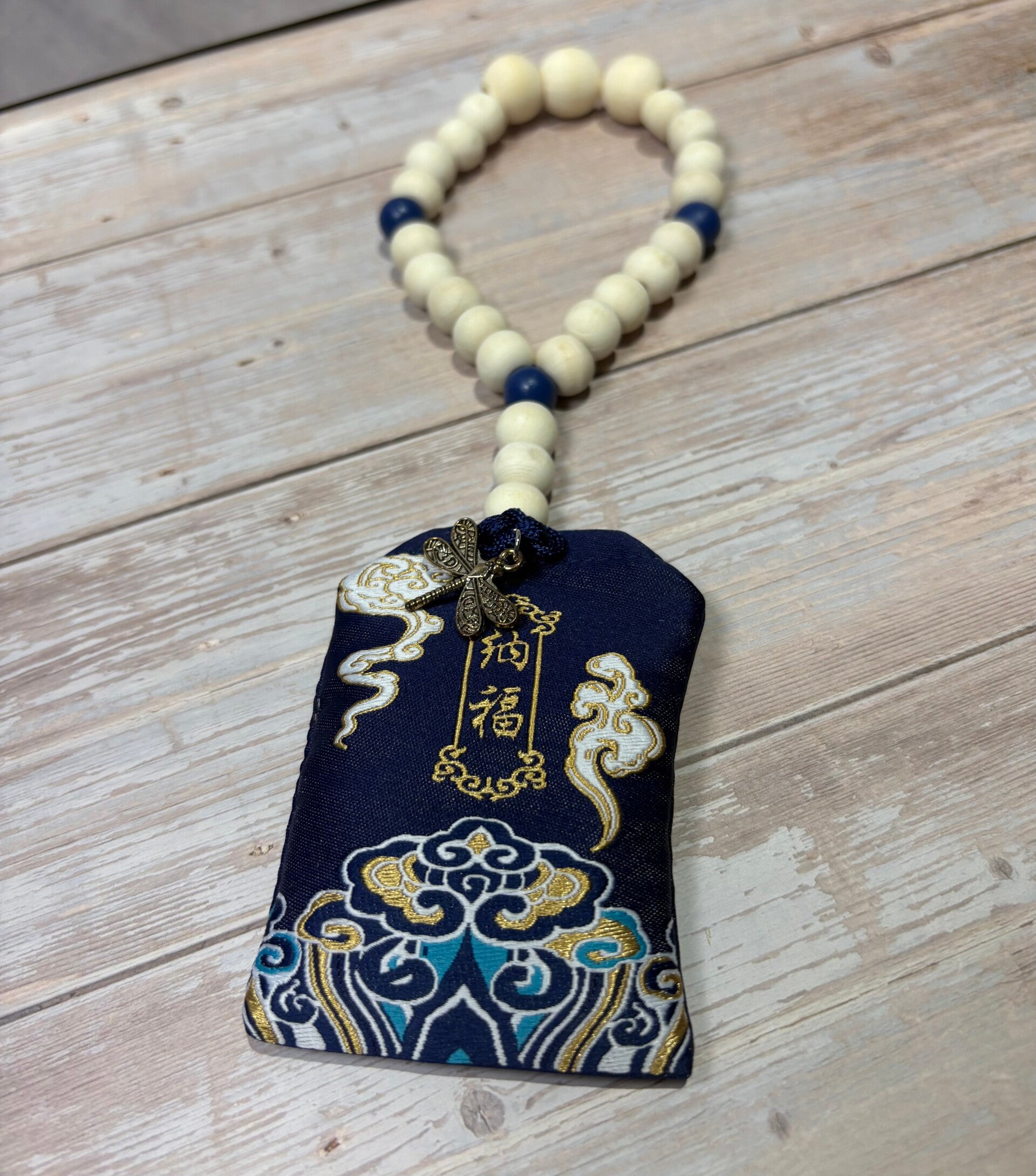 Suspension diffuseur de parfum pour voiture #7  Perles en bois & pochette bleue