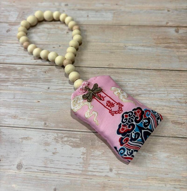 Suspension diffuseur de parfum pour voiture #5 Perles en bois & pochette rose