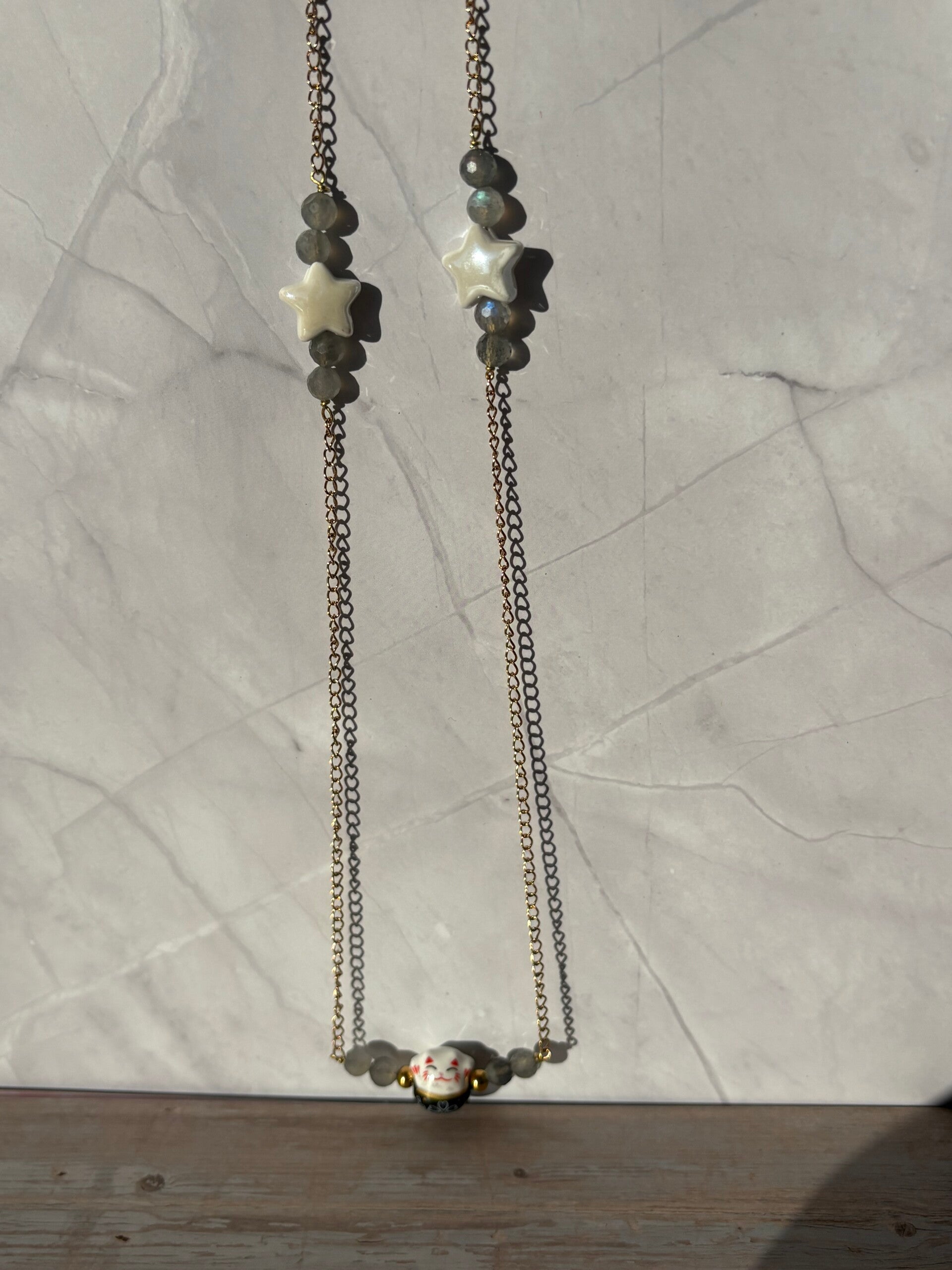 Sautoir Labradorite – Maneki-neko & Étoiles Céramique