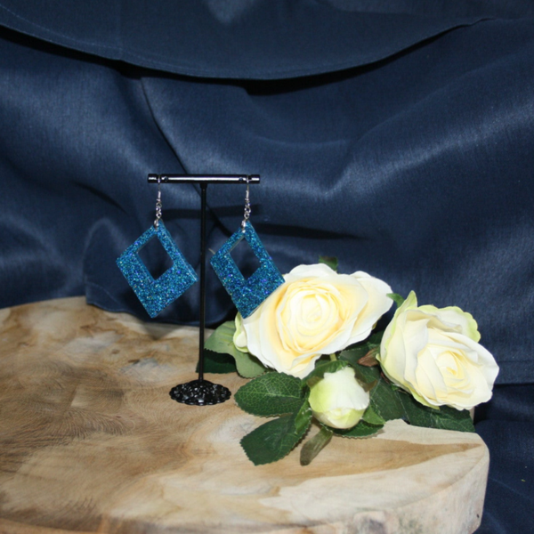Unieke aquablauwe vierkante glitter oorbellen