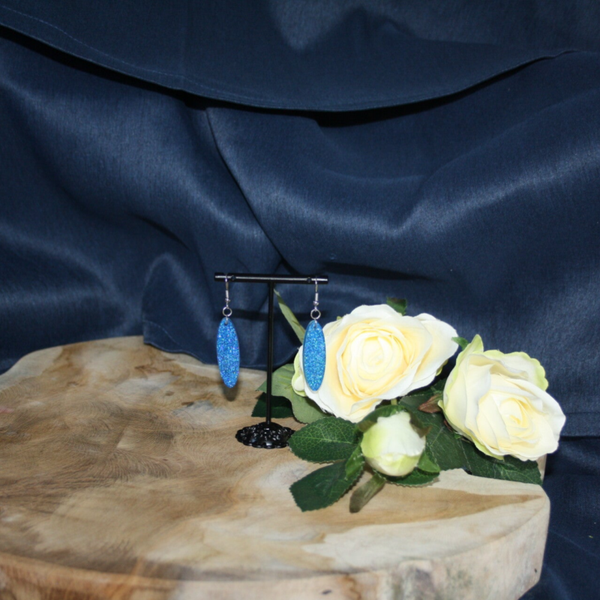 Unieke ovale blauwe met glitter oorbellen