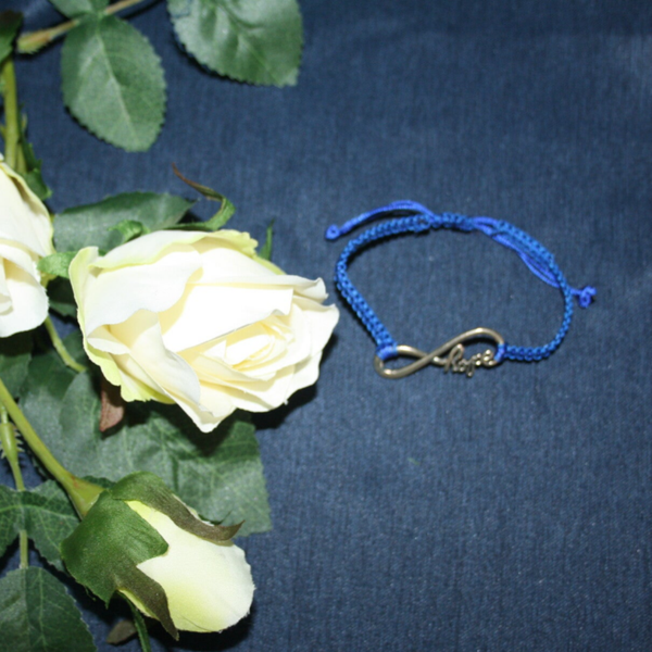 Koningsblauwe armband met zilverkleurige infinity/hope bedel