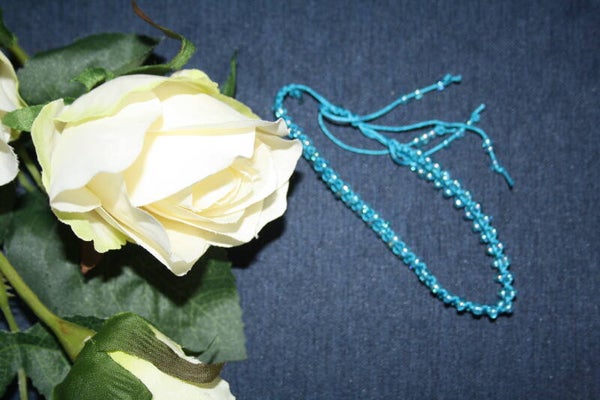 lichtblauwe armband met kleine glaskralen