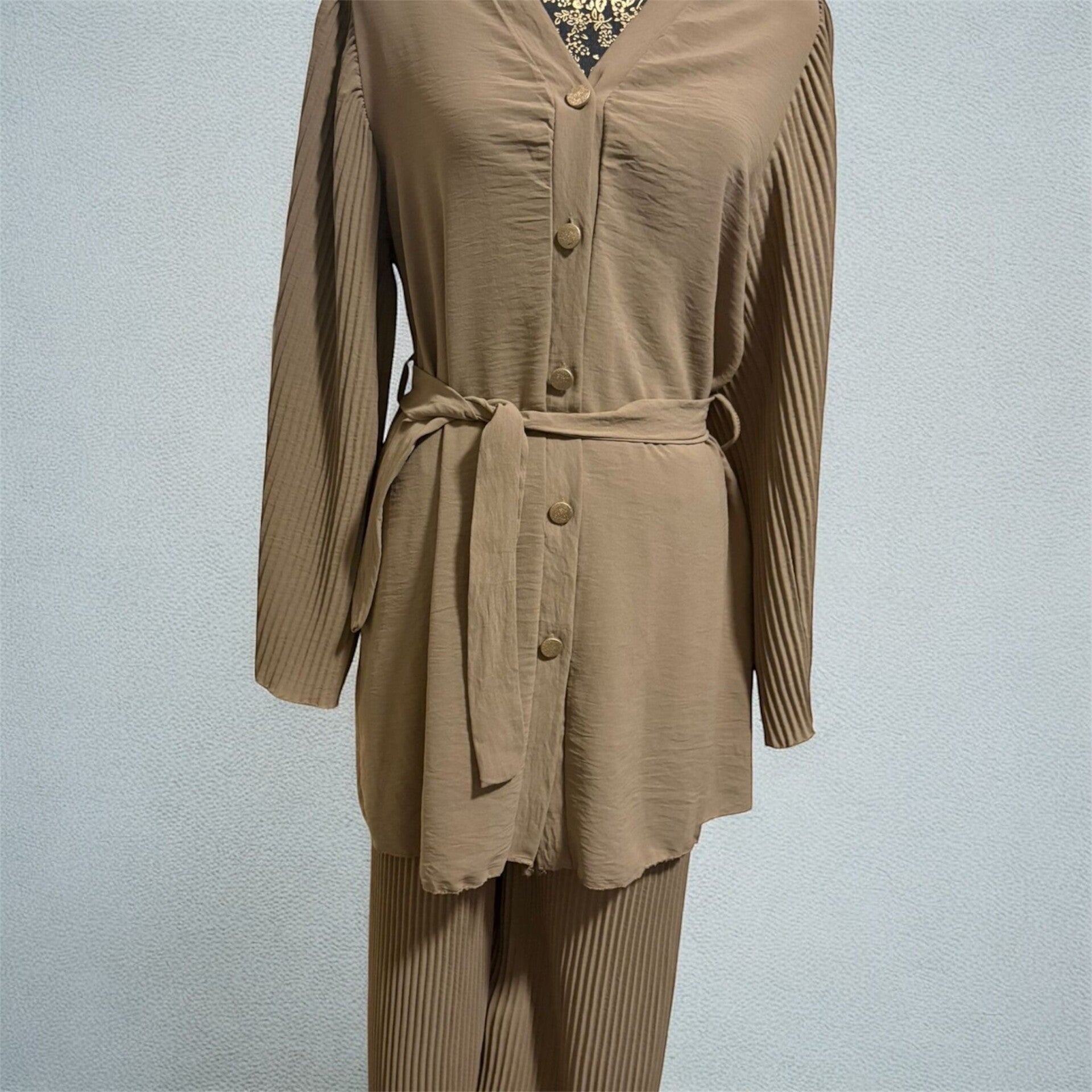 Elegantes Damen-Set mit Gürtel – Zweiteiler in Beige