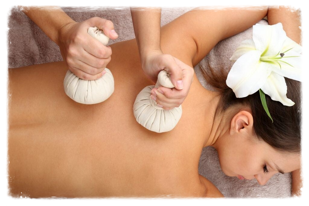 Pochon d’herbes de massage aromatique en tissu naturel sur fond clair