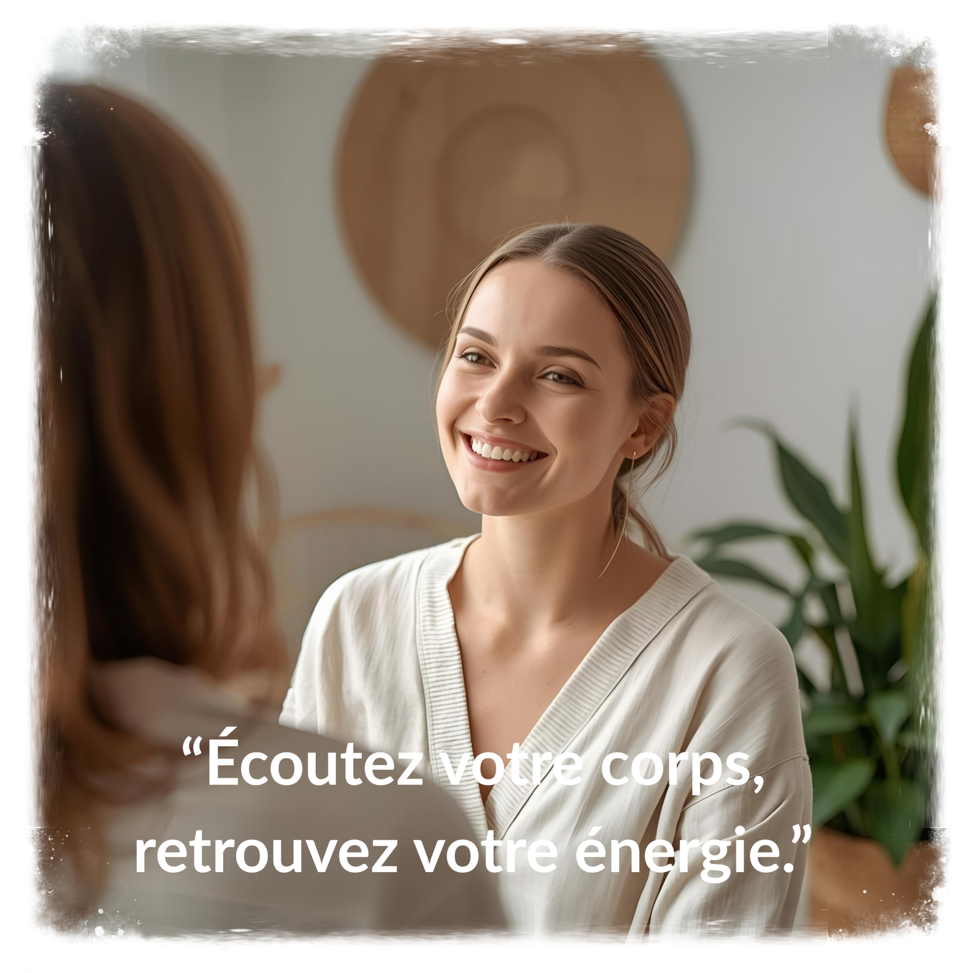 Naturopathe blonde spécialisée en bilan de vitalité et soins naturels, consultant une cliente dans un cabinet de naturopathie lumineux et végétal.