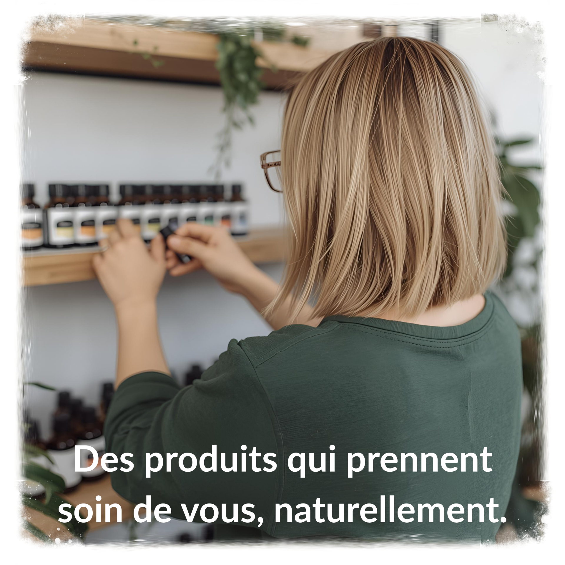 Naturopathe blonde présentant des produits naturels de bien-être dans une boutique éco-responsable, ambiance zen et végétale.