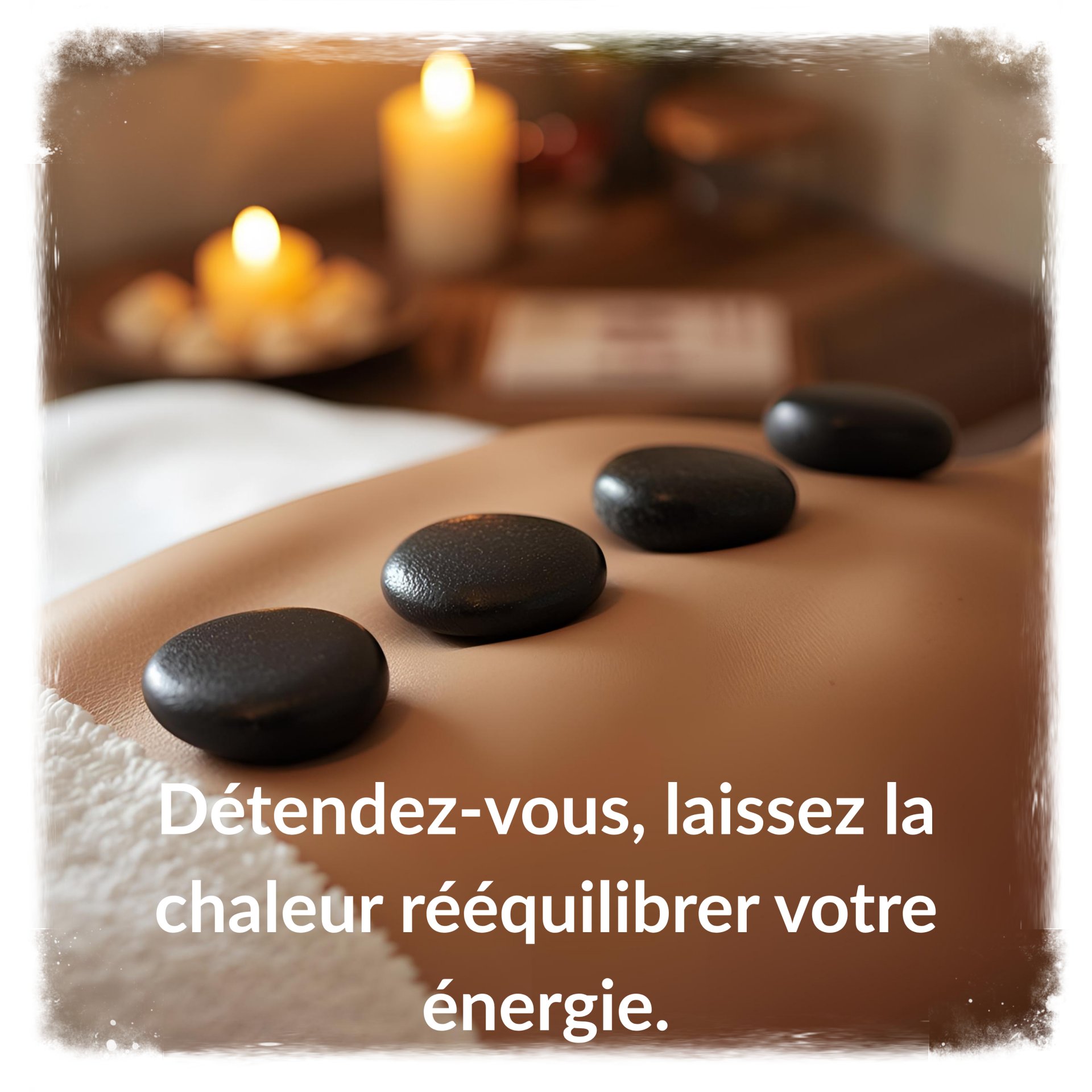 Thérapeute en bien-être blonde aux cheveux courts réalisant un massage aux pierres chaudes dans un espace zen et relaxant.