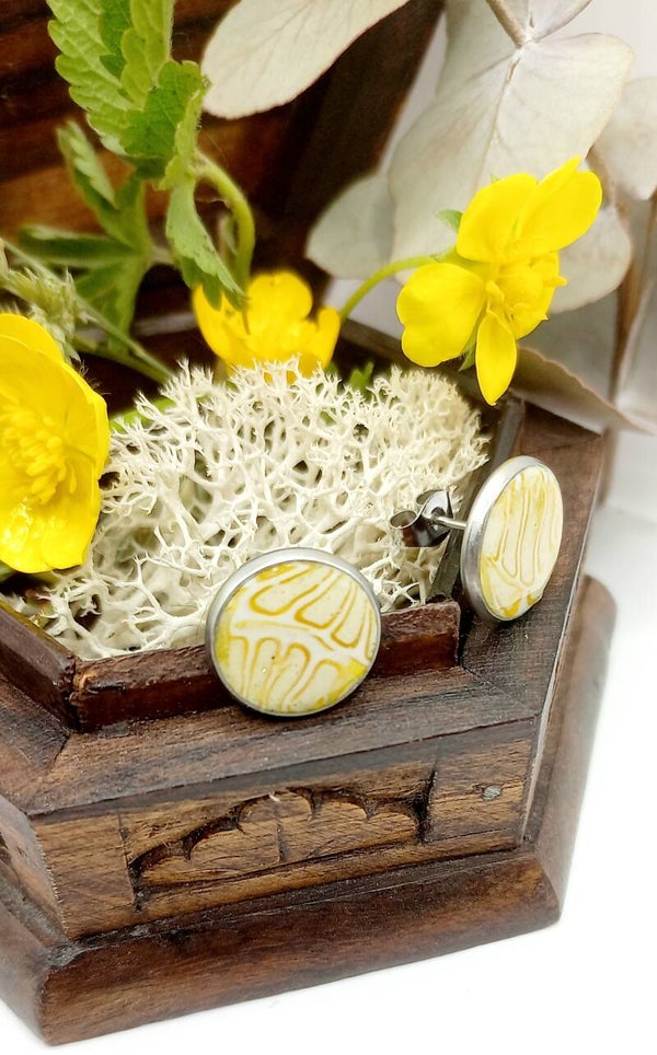 Puces jaune pastel