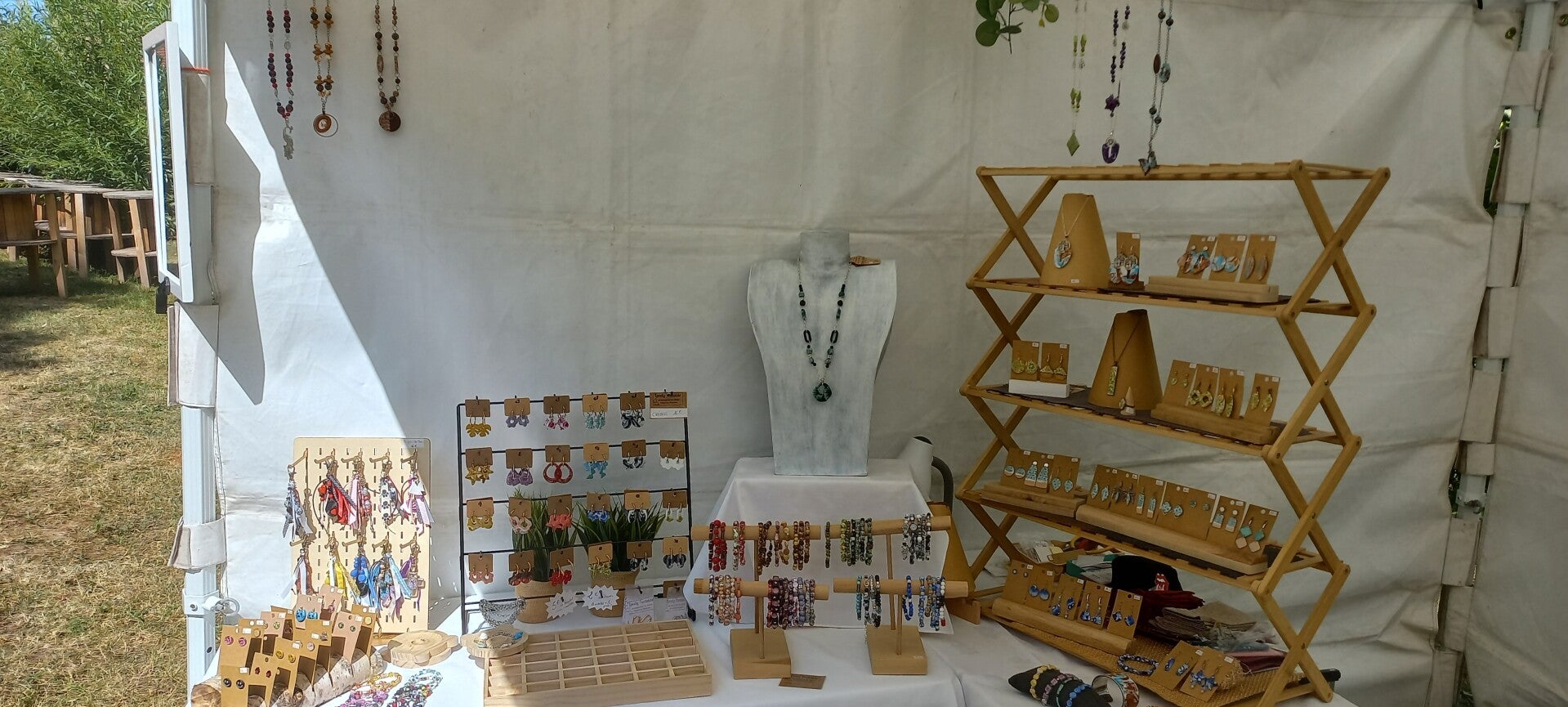 Bijoux fantaisie exposé sur une table