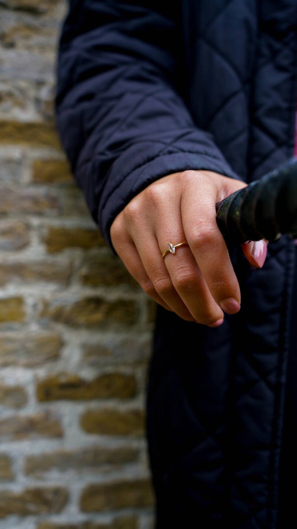 Oval diamond ring