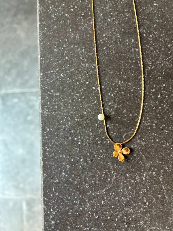 Flower pearl necklace