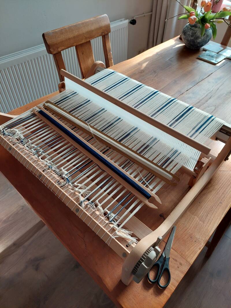 Ashford hevelrietweefgetouw op tafel in de woonkamer