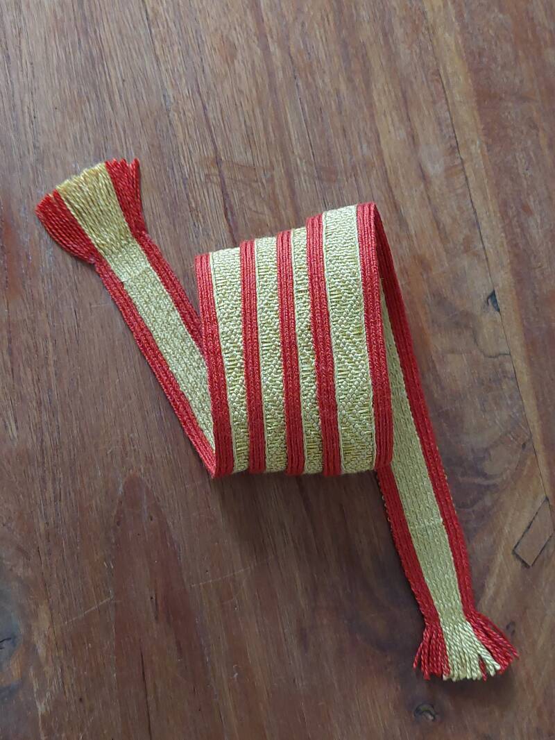 Het resultaat, een prachtige kaartweefband van rood en geel zijde.