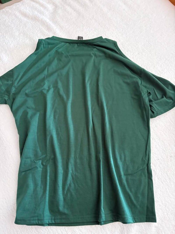 #C20 - Groen shirt met open schouder