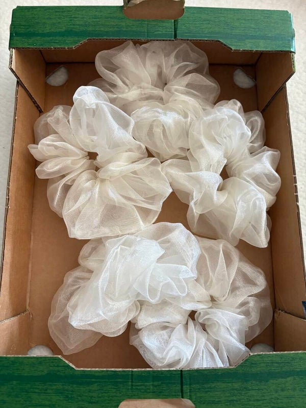 #A23 - Parelmoer scrunchie